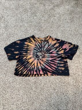 Forever 21 Black Tie-Dye Spiral Cropped Tee